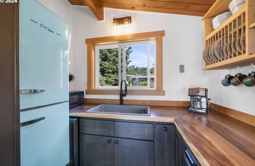 Cape Meares Casa | Heron's Hearth Beach Bungalow