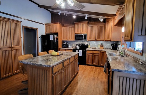 Centre Casa | Heron's Rest is a lakefront house with cabin feel, truly a diamond in the rough!