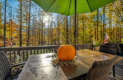 Great Cacapon Casa | Herons Rest - Riverfront, Fire Pit, All seasons Porch, Grill, Games, Fishing, Deck, Wifi, River view