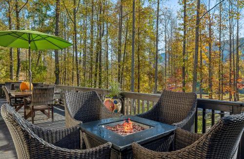 Great Cacapon Casa | Herons Rest - Riverfront, Fire Pit, All seasons Porch, Grill, Games, Fishing, Deck, Wifi, River view