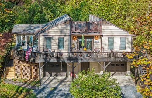Great Cacapon Casa | Herons Rest - Riverfront, Fire Pit, All seasons Porch, Grill, Games, Fishing, Deck, Wifi, River view