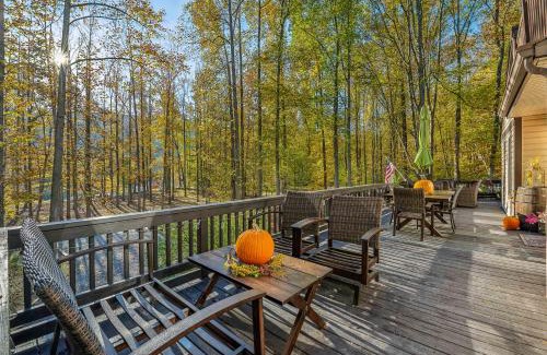 Great Cacapon Casa | Herons Rest - Riverfront, Fire Pit, All seasons Porch, Grill, Games, Fishing, Deck, Wifi, River view