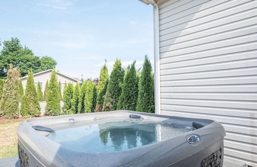 Mount Aetna Casa | Hershey Retreat | Pool, Spa, Sauna, Plunge, & Pond
