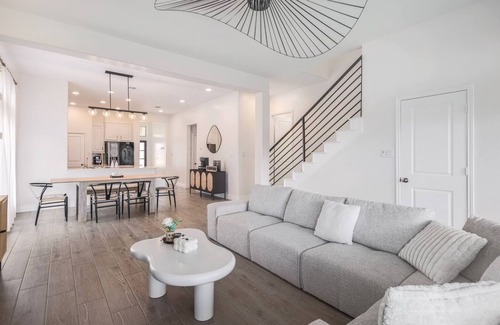 Liberty Hill Casa | Hestia: 4/3 bdrm Stylish Santa Rita + EV Charger