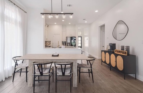 Liberty Hill Casa | Hestia: 4/3 bdrm Stylish Santa Rita + EV Charger