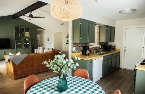 Leander Casa | Hestia: Tropical Boho Haus in Leander + EV Charger