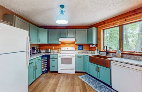 Swanton Cabina | Hexagonal log cabin in the woods with view of lake!