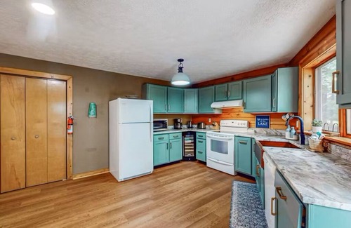 Swanton Cabina | Hexagonal log cabin in the woods with view of lake!