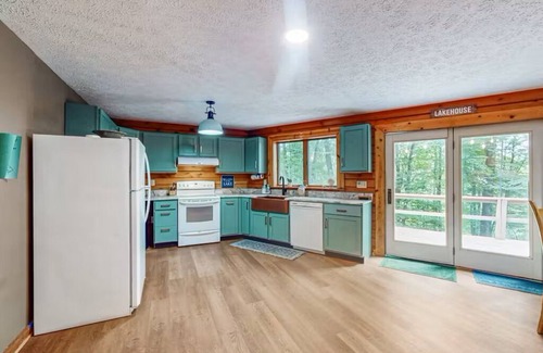 Swanton Cabina | Hexagonal log cabin in the woods with view of lake!