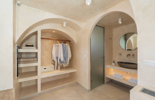 Perissa Hotel | Heyday Luxury Suites