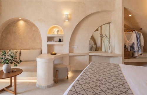 Perissa Hotel | Heyday Luxury Suites