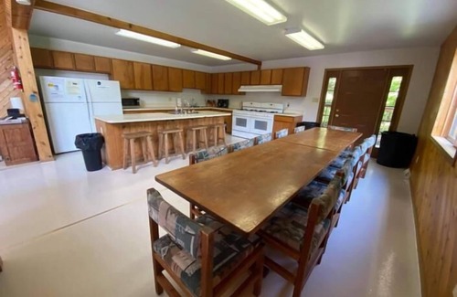 Dryfork Casa | HF 15 -Perfect Family Retreat! Sleeps 24! Hot tub!