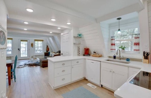 Ocean Pines Cabina | hi-A-tus A-frame in Ocean Pines with access to 5 pools and 10min to beaches!