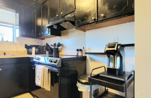 North Charleston Casa | 🦾HI-TEK MANOR🤖Central Location🗣️ Two 75in 4k LED TV'S🚀1GB internet🖥️