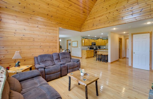 Hiawassee Cabina | Hiawassee Riverfront Cabin: 7 Mi to Lake Chatuge!