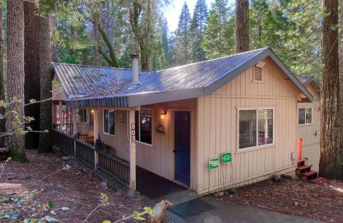 North Wawona Casa | Hibernation Hideaway- Inside Yosemite- Dog Friendly