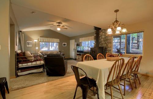North Wawona Casa | Hibernation Hideaway- Inside Yosemite- Dog Friendly