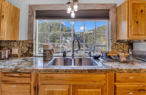 Arrowbear Lake Cabina | Hibernation Station | Rustic Cabin + Hot Tub