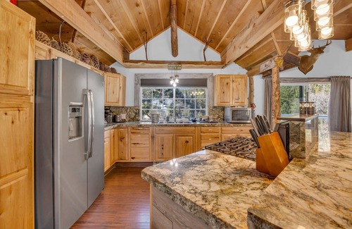 Arrowbear Lake Cabina | Hibernation Station | Rustic Cabin + Hot Tub