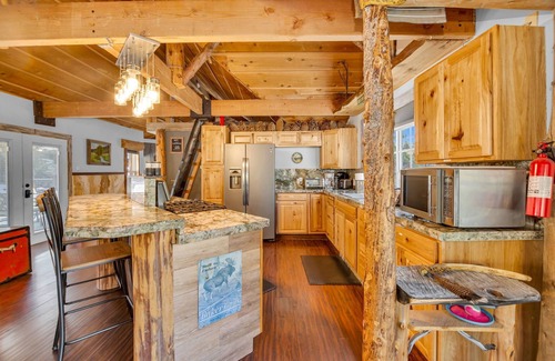 Arrowbear Lake Cabina | Hibernation Station | Rustic Cabin + Hot Tub