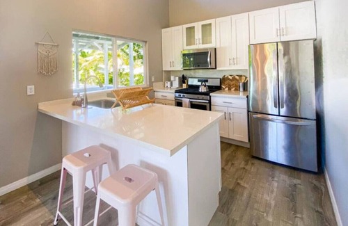 Keaau Casa | Hibiscus Hale, Full Kitchen, King Bed, Parking