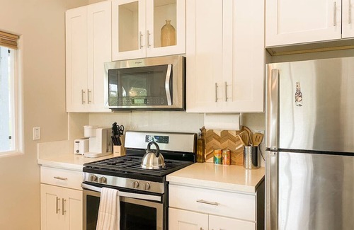 Keaau Casa | Hibiscus Hale, Full Kitchen, King Bed, Parking