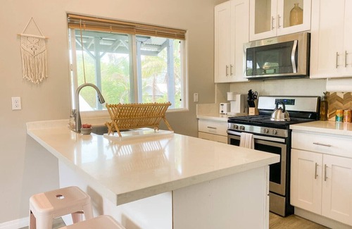 Keaau Casa | Hibiscus Hale, Full Kitchen, King Bed, Parking