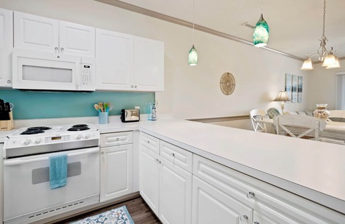 Little River Condominio | HIBISCUS HAVEN - Little River - Cute 2B/2B Condo w Pool - 90+ Day Midterm Rental