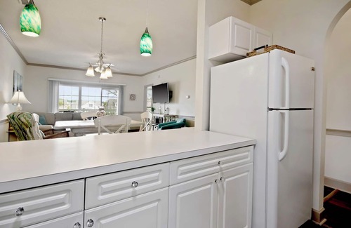 Little River Condominio | HIBISCUS HAVEN - Little River - Cute 2B/2B Condo w Pool - 90+ Day Midterm Rental