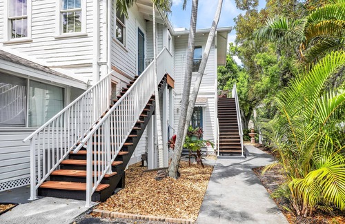 Fort Myers River District Casa | Hibiscus House Bed & Breakfast Inn Flamingo Suite