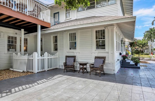 Fort Myers River District Casa | Hibiscus House Bed Breakfast Inn Flamingo Suite
