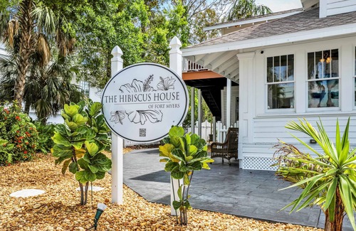 Fort Myers River District Casa | Hibiscus House Bed Breakfast Inn Flamingo Suite