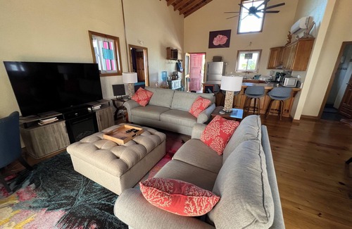Isla de Utila Casa | Hibiscus House - Utila Ocean Front Home