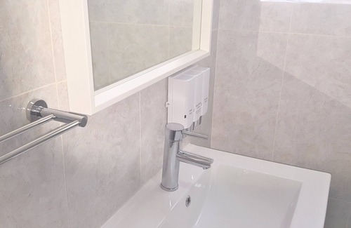 Budgewoi Hotel | Hibiscus Lakeside Motel