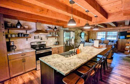 Lake Harmony Casa | Hickory Cabin by AvantStay Firepit Hot Tub Game Room Great Location