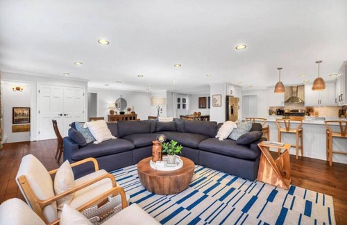 Gallatin Casa | Hickory Dickory Dock - Nashville Lakefront Family Retreat
