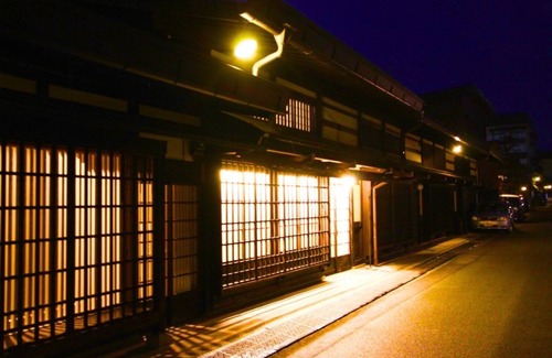 Old Town Casa | Hida Takayama Makotoya Ohjin Traditional Buildings Preservation District Storehouse Small Gard / Takayama Gifu