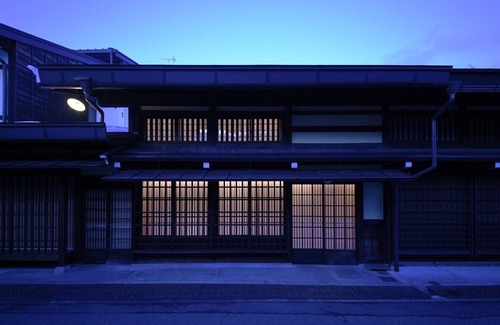 Old Town Casa | Hida Takayama Makotoya Ohjin Traditional Buildings Preservation District Storehouse Small Gard / Takayama Gifu