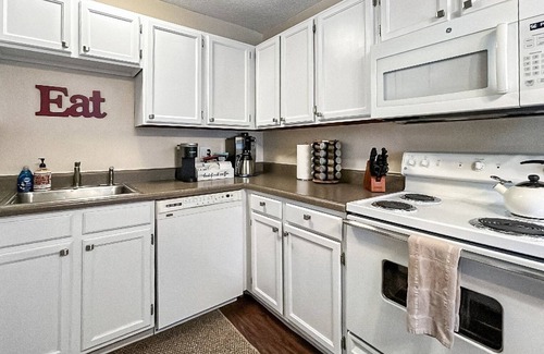Rockrimmon Condominio | Hidden Academy Gem! 2 BR, 1BA w/AC! Sleeps 5