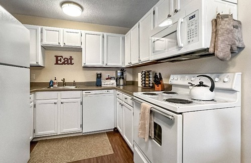 Rockrimmon Condominio | Hidden Academy Gem! 2 BR, 1BA w/AC! Sleeps 5