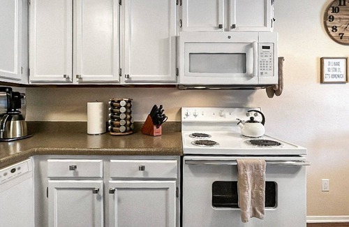 Rockrimmon Condominio | Hidden Academy Gem! 2 BR, 1BA w/AC! Sleeps 5