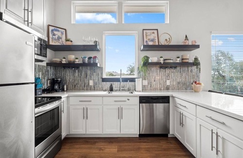 Spicewood Casa | Hidden Butterfly 3 bedroom home- Lake Travis with Hot Tub