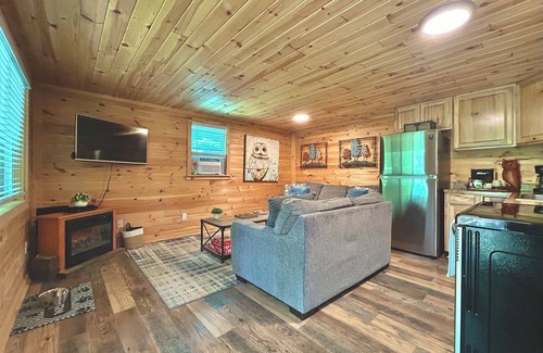 Kimbolton Cabina | Hidden Cabin with covered porch & fire pit! Minutes to Salt Fork.