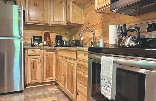 Kimbolton Cabina | Hidden Cabin with covered porch & fire pit! Minutes to Salt Fork.