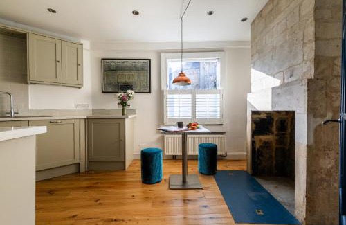Upper Town Apartamento | Hidden Central Cottage Retreat