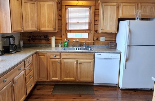 Wolf Laurel Cabina | HIDDEN CHALET GEM IN BLUE RIDGE MOUNTAINS,PETS.HOTTUB 4500 ELEVATION SKING OPEN