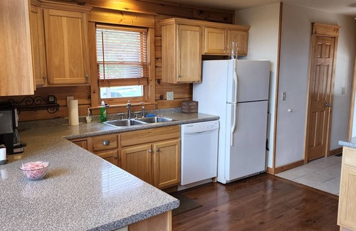 Wolf Laurel Cabina | HIDDEN CHALET GEM IN BLUE RIDGE MOUNTAINS,PETS.HOTTUB 4500 ELEVATION SKING OPEN