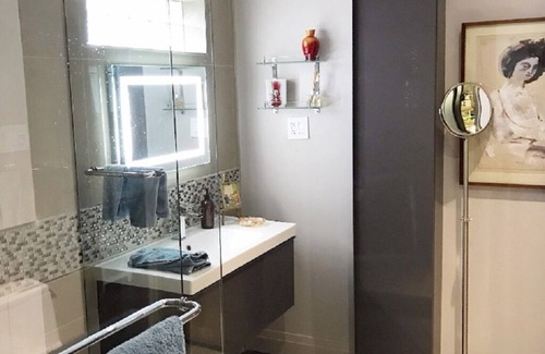 Kessler Casa | Private Suite in Bishop Arts Mid Century Resort