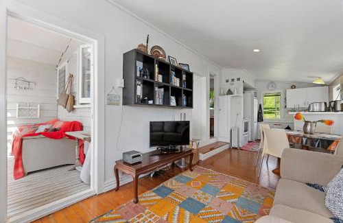 Langs Beach Casa | Hidden Cove Gem - Langs Beach Holiday Home