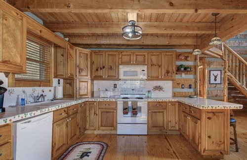 Baneberry Cabina | Hidden Cove | On Douglas Lake, Wraparound Porch